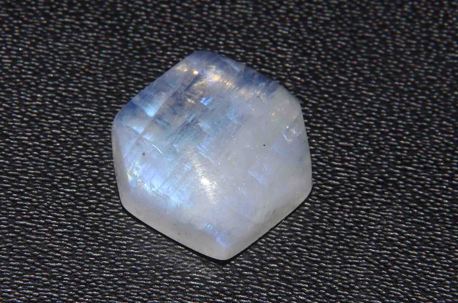4.86 Cts Natural Rainbow Moonstone: No Reserve! Title: 4.86 Cts Natural Rainbow Moonstone Additional Information: Gemstone : Natural Rainbow Moonstone Shape : Coffin Cabochan Weight : 4.86 carats Measurements : 17.10x9.67x4.13 mm Color