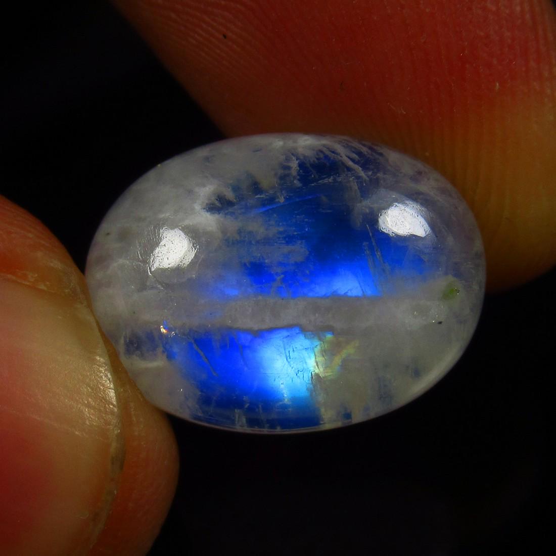 Natural Blue Moonstone - 10.36 Ct: No Reserve! Title: Natural Blue Moonstone - 10.36 Ct Origin: India Weight: 10.36 Size/Dimensions: 16.0 x 12.0 x 6.7 mm Additional Information: Pieces : 1 No's / Shape : Oval Cab / Color : Blue Tint /