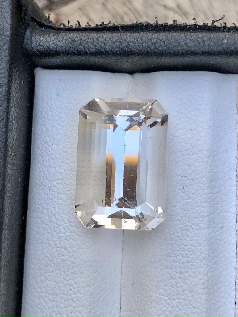 13 Carats Eye clean Natural Morganite Gemstone - 17X12X9 mm: Title: 13 Carats Eye clean Natural Morganite Gemstone - 17X12X9 mm Origin: Afghanistan Additional Information: 13 Carats Eye clean Natural Morganite Gemstone - 17X12X9 mm Reserve: $200.00 Shipping: Do