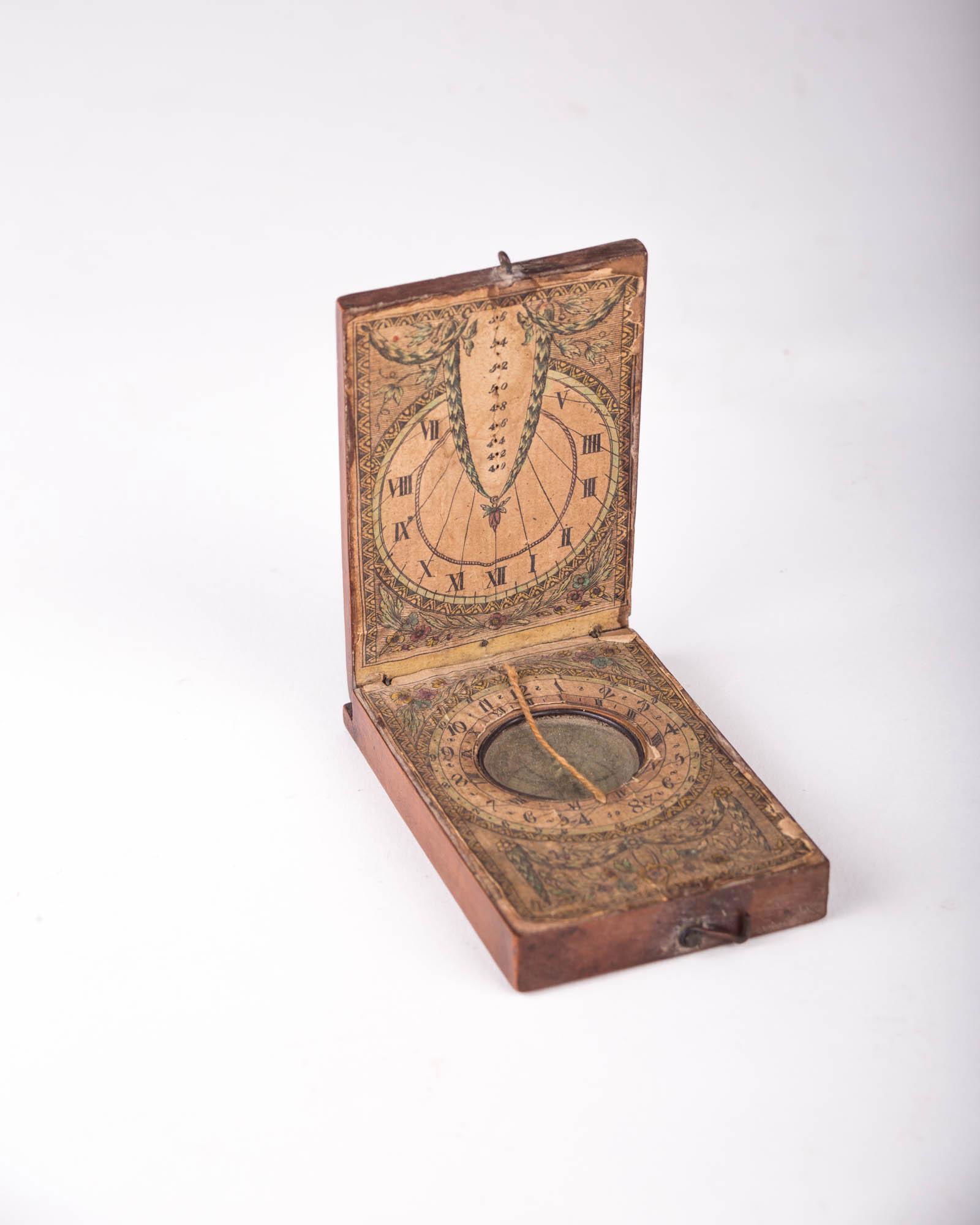 Wood and paper Cadran solaire diptyque pocket sundial 18th Berenger: Small Diptyque pocket sundial in wood and polychrome paper. Working compass with "North, East, South, West" suggesting it is of German origin, attributed to David BERINGER (1777-1821) . At the end of