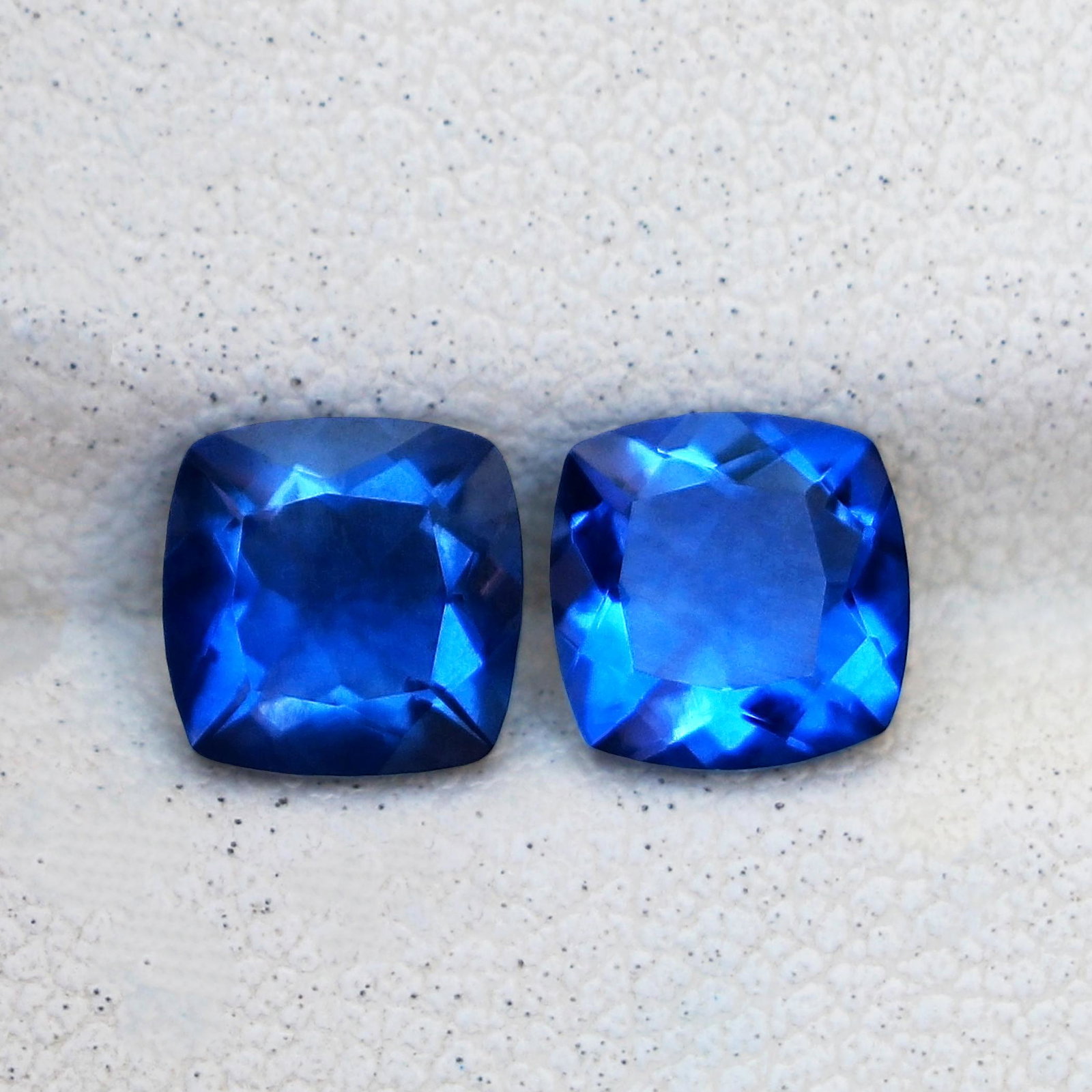 Natural & Unheated~ Color Change Blue Fluorite Gemstone Pair: Title/Content: Natural & Unheated~ Color Change Blue Fluorite Gemstone Pair Color/Clarity: Blue Gemstone Type: Gemstone Weight: 2.25 Cts Dimensions: 6x6x4 mm Reserve: $20.00 Shipping: Domestic: Flat-r