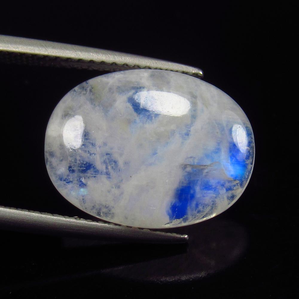 Natural Blue Moonstone - 6.68 Ct: No Reserve! Title: Natural Blue Moonstone - 6.68 Ct Origin: India Weight: 6.68 Size/Dimensions: 15.8 x 12.0 x 4.0 mm Additional Information: Pieces : 1 No's / Shape : Oval Cabochon / Color : Blue Tint