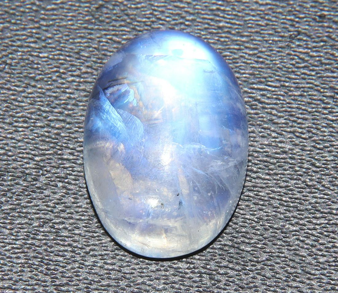 Top Quality Flashy 6.83 Cts Natural Rainbow Moonstone: No Reserve! Title: Top Quality Flashy 6.83 Cts Natural Rainbow Moonstone Additional Information: Gemstone : Natural Rainbow Moonstone Shape : Oval Cabochan Weight : 6.83 carats Measurements : 14x10 mm