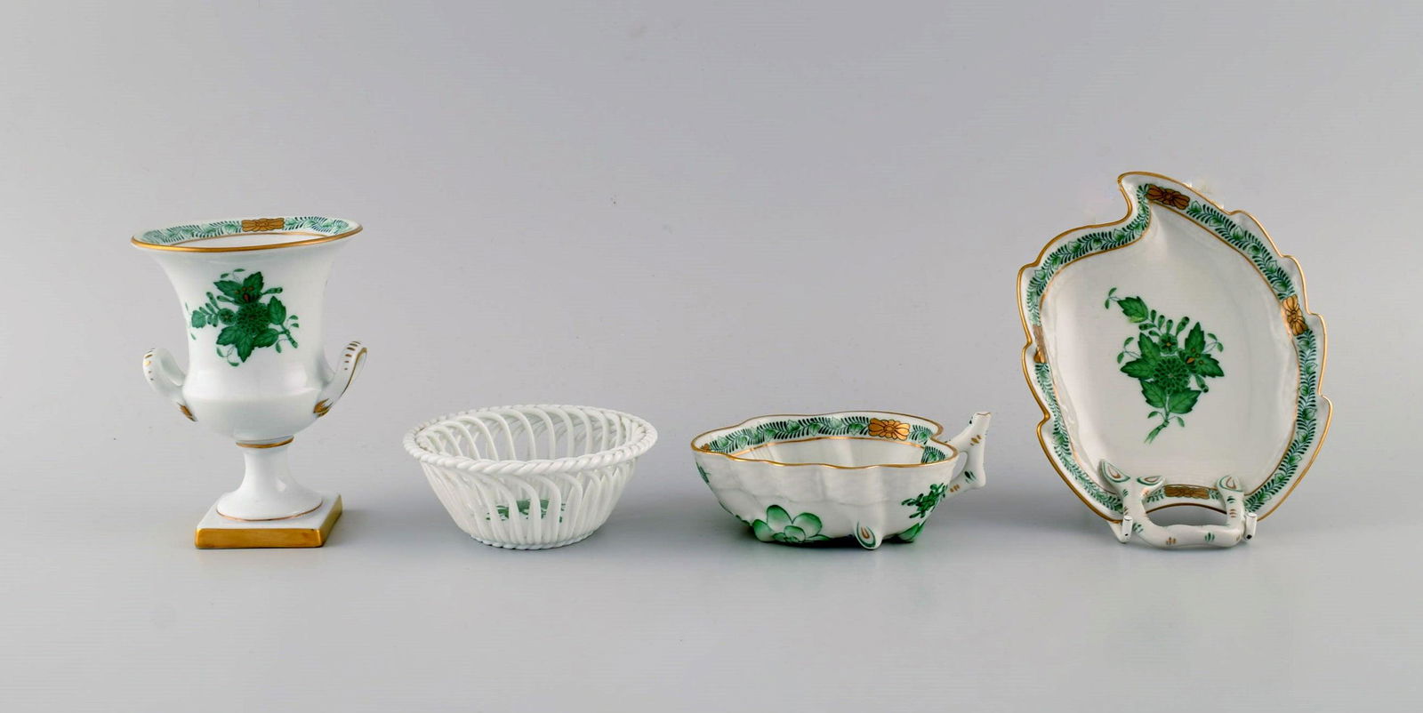 Herend Green Chinese Bouquet. Vase and three bowls in hand-painted porcelain. Mid-20th century.: Herend Green Chinese Bouquet. Vase and three bowls in hand-painted porcelain. Mid-20th century. The vase measures: 11.5 x 8.5 cm. Openwork bowl measures: 9 x 3.8 cm. In excellent condition. Stamped. R