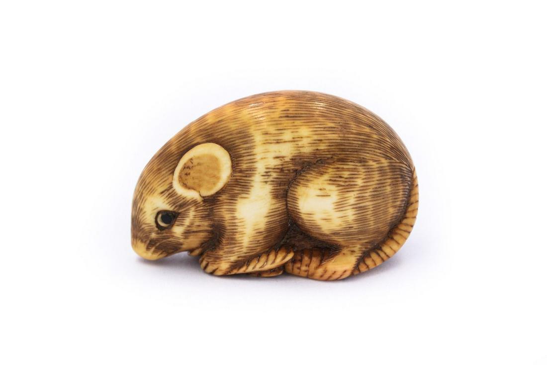 Netsuke Carved Rat 0609: Netsuke Carved Rat 0609 Measures 40.87mm x 20.10mm; Weighs 10.5dwt/16.32g with certificate of appraisal. Item Number; 117651; Weight; 10.5000 Reserve: $390.00 Shipping: Domestic: Free shipping to anyw