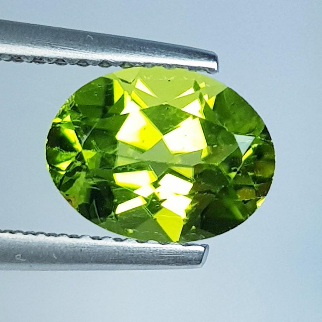 1.86 ctz " Stunning Green " Natural Pakistan Peridot: No Reserve! Title:1.86 ctz " Stunning Green " Natural Pakistan Peridot Color/Clarity:Green / VVS Gemstones:Peridot Carat Weights:1.86 Size/Dimensions:9.00 x 6.90 x 450 Additional Information:Oval / Pa