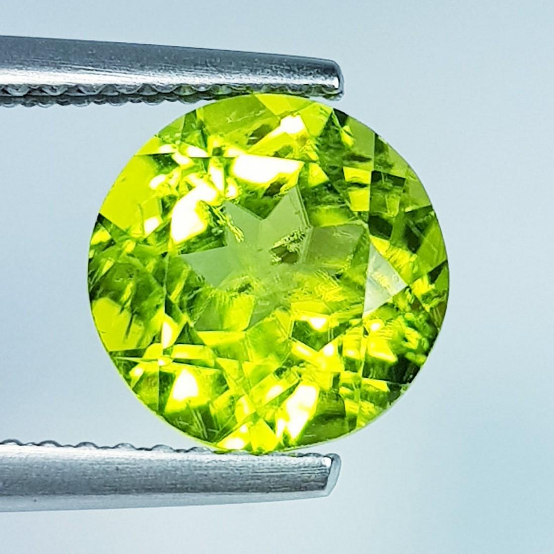 2.36 ctz " Stunning Green " Natural Pakistan Peridot: No Reserve! Title:2.36 ctz " Stunning Green " Natural Pakistan Peridot Color/Clarity:Green / VVS Gemstones:Peridot Carat Weights:2.36 Size/Dimensions:8.30 x 8.30 x 5.00 Additional Information:Round / 