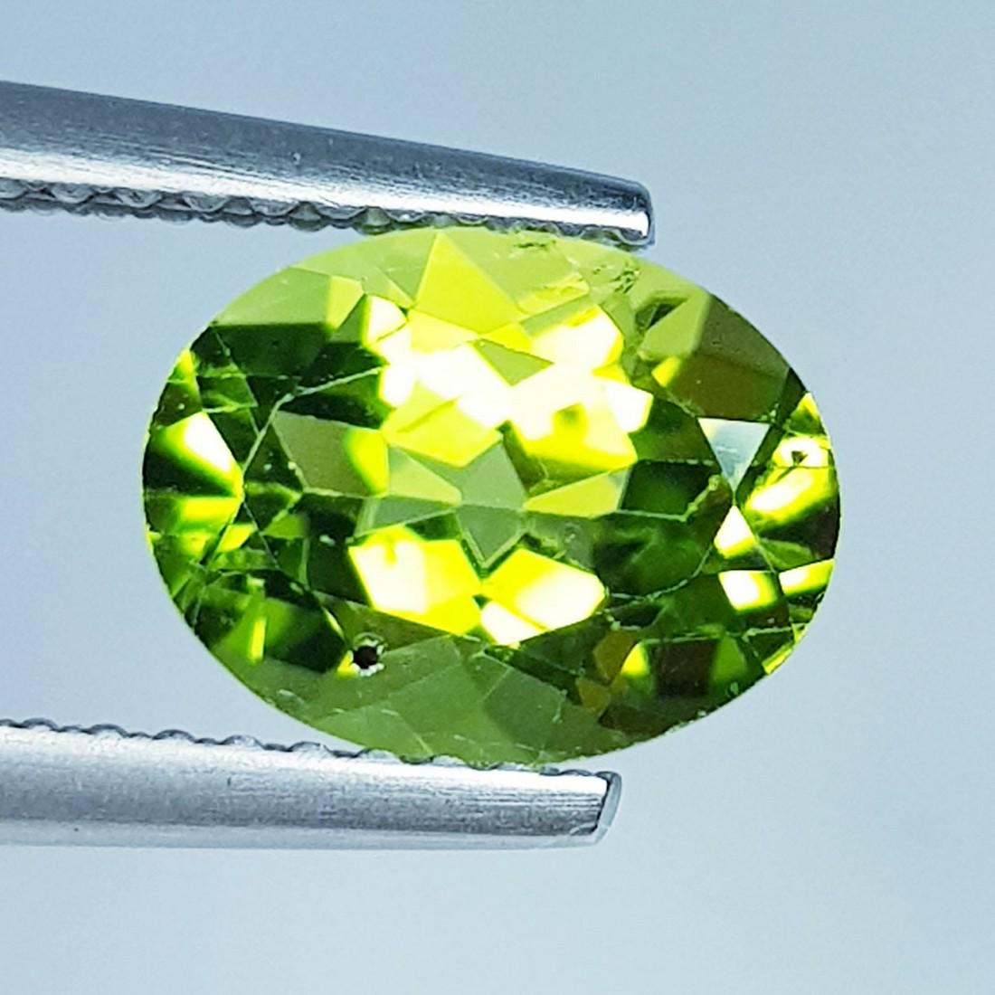 2.07 ctz " Stunning Green " Natural Pakistan Peridot: No Reserve! Title:2.07 ctz " Stunning Green " Natural Pakistan Peridot Color/Clarity:Green / VVS Gemstones:Peridot Carat Weights:2.07 Size/Dimensions:9.00 x 7.00 x 4.80 Additional Information:Oval / P