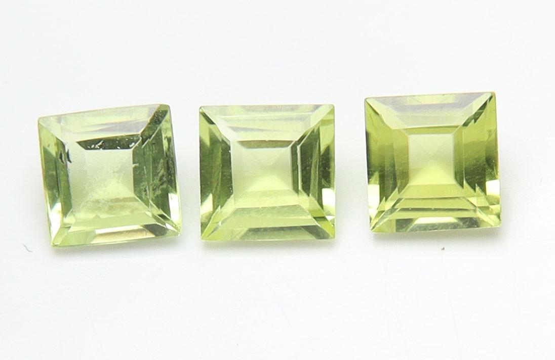 Lovely " Gree Peridot Set " 1.09 cts Natural Peridot Set: No Reserve! Title: Lovely " Gree Peridot Set " 1.09 cts Natural Peridot Set Additional Information: Gemstone : Natural Peridot Weight : 1.09 carat Shape : Square Cut Dimensions : 4x4 mm, Color : Green
