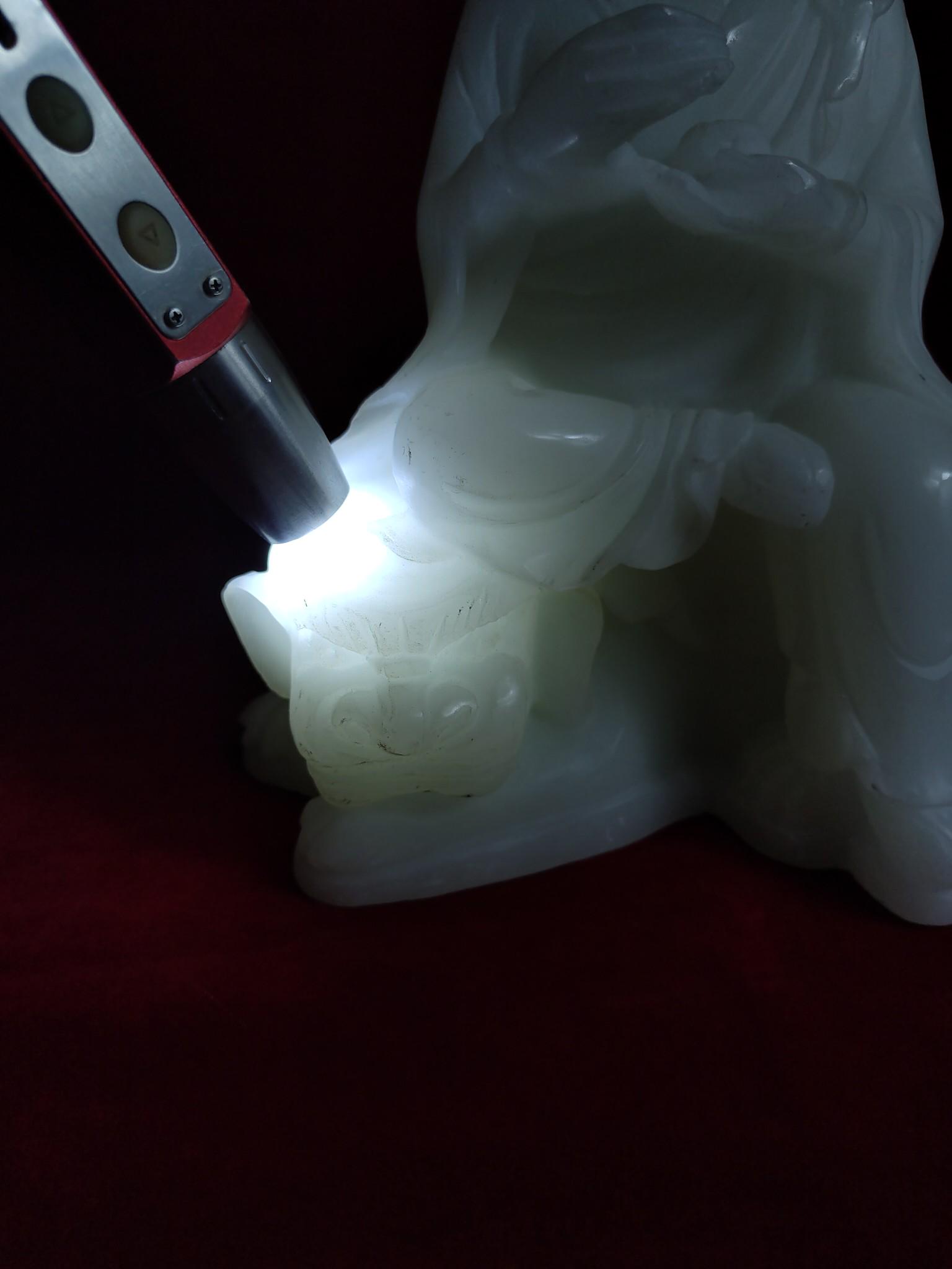 Suet Jade Venerable: The mutton fat jade is exquisitely carved, first-class in color, perfect, and a good collection. The height is about 26cm, the width is about 20cm, and the weight is about 4300 grams. Reserve: $1,200.