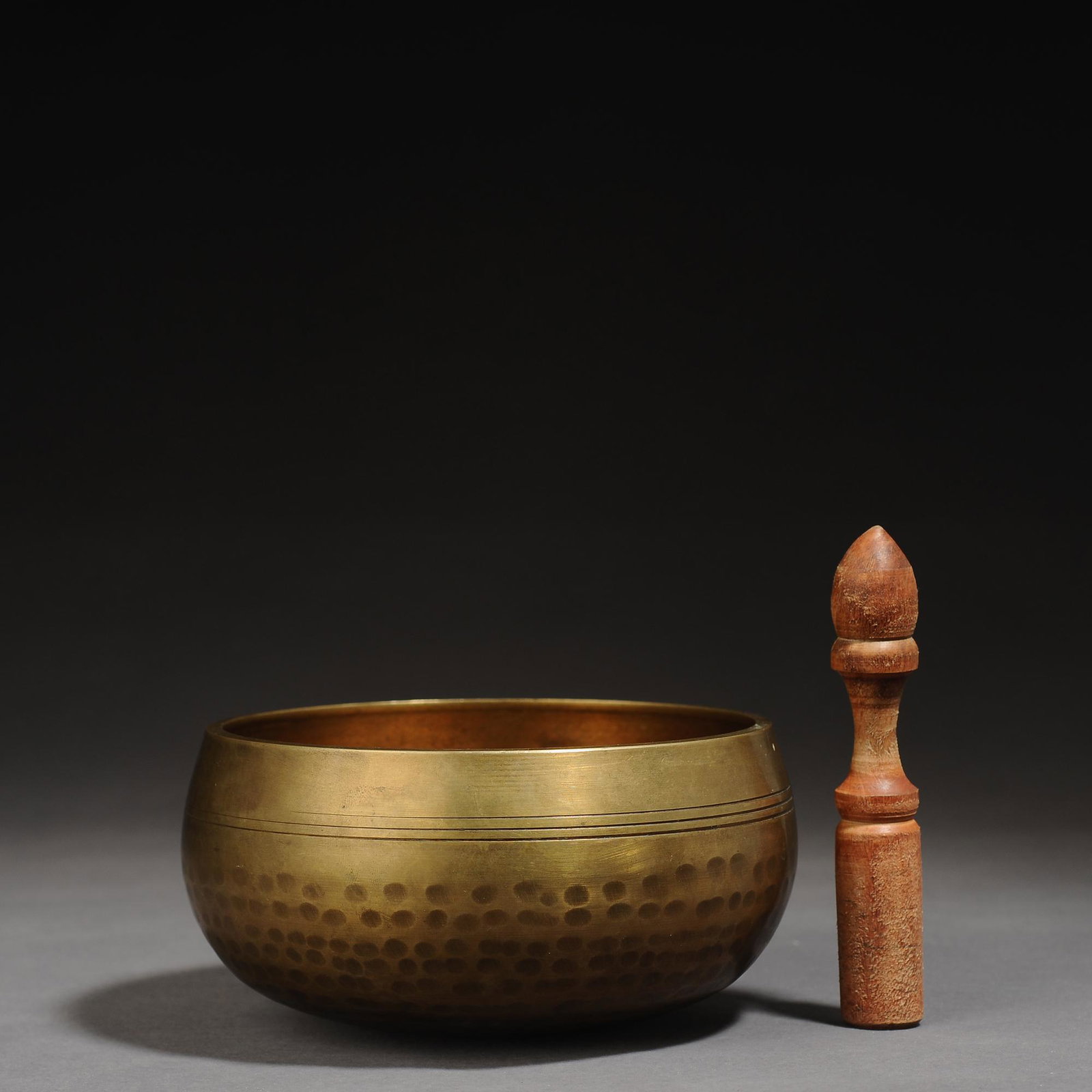 Tibetan Copper Chanting Bowl - Meditation, Religious Ceremony, Buddhism: Title: Tibetan Copper Chanting Bowl - Meditation, Religious Ceremony, Buddhism Origin: Asian private collection Date/Period: 20th C Description: Size: 17x17x9 cm A copper handcrafted Tibetan singing b