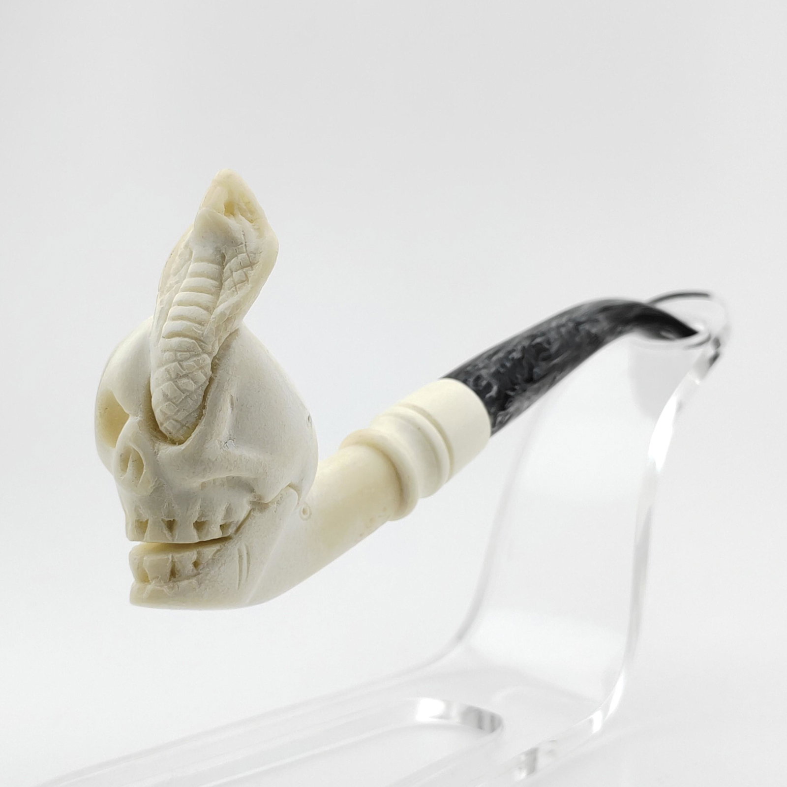 Skull Meerschaum Pipe: Title: Skull Meerschaum Pipe Materials: Meerschaum Dimension: 6.1 inch (15.5cm) Additional Information: Skull,Hand carved Meerschaum Pipe. Made in Turkey,Eskisehir by Meerschaum Carve Master.Best Qual