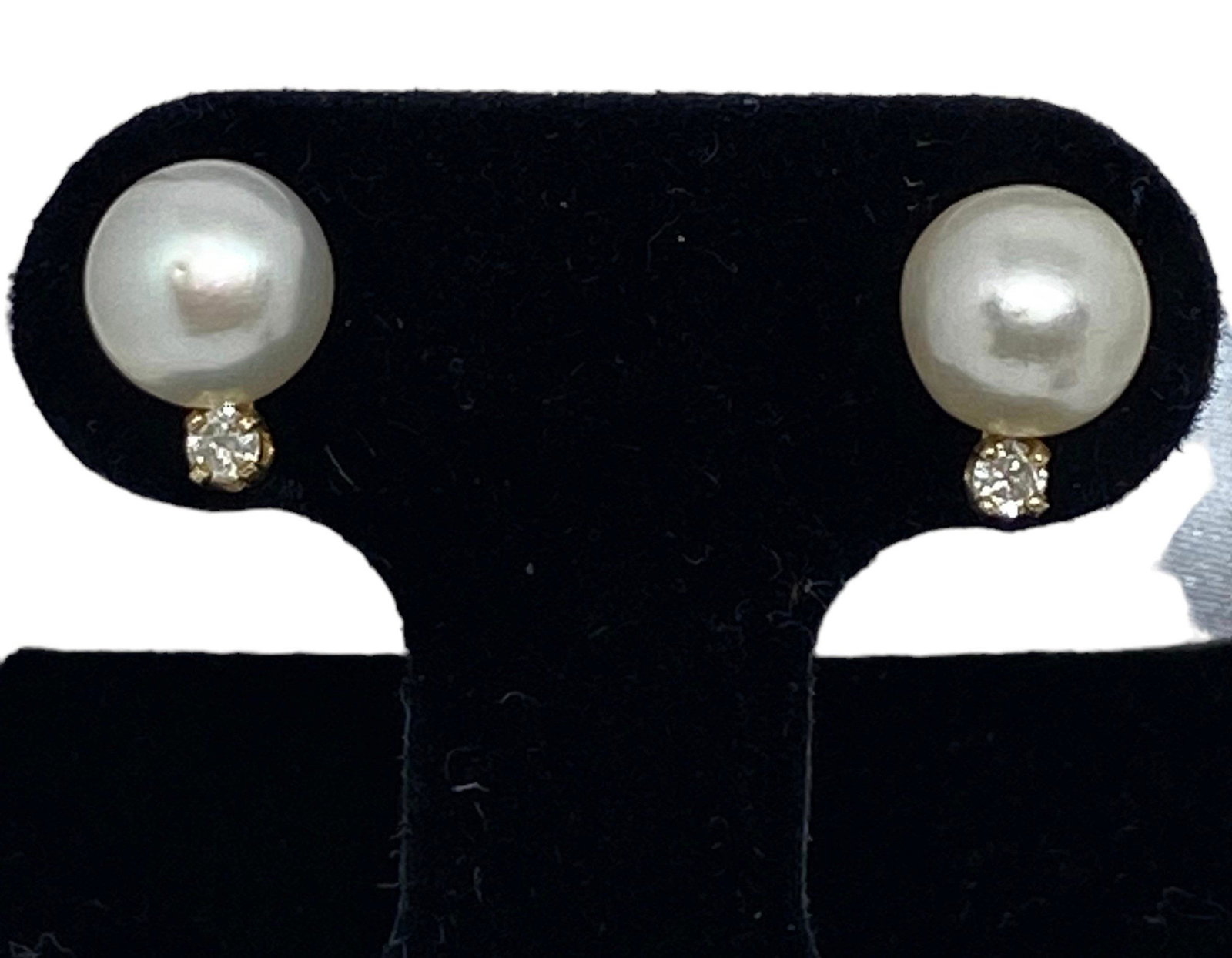14k 8mm pearl diamond studs: Details Vintage from before 2000 Materials: Gold Gemstone: Pearl Closure: Push back Style: Mid-century Description Solid, 14 karat, yellow, gold, genuine, 8 mm cultured pearls, white color, high luste