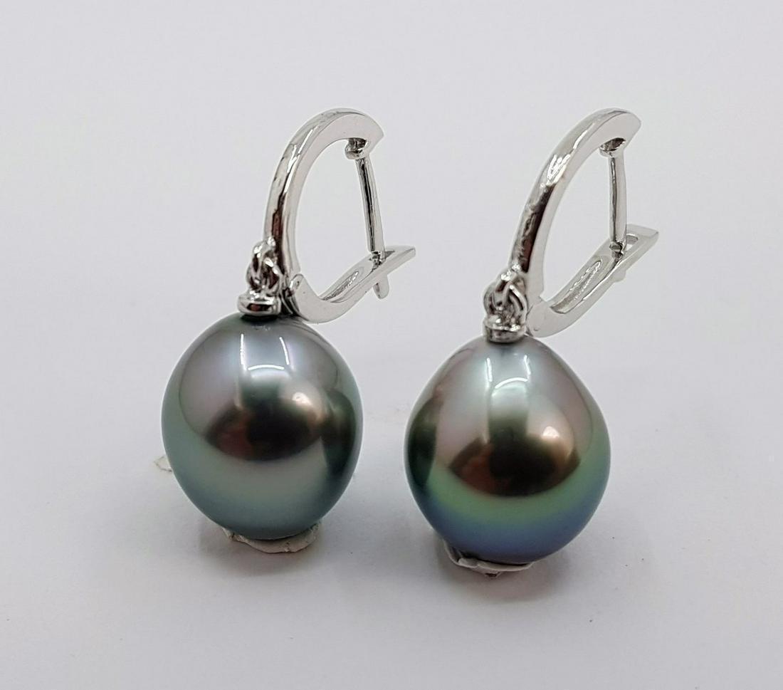 10x11mm Peacock Tahitian Pearl Drops - 14 kt. White gold - Earrings: Title: 10x11mm Peacock Tahitian Pearl Drops - 14 kt. White gold - Earrings Size: 3.2cm Addl. Info: Produced by the Pinctada Margaritifera oyster in the tropical lagoons of French Polynesia, these pear