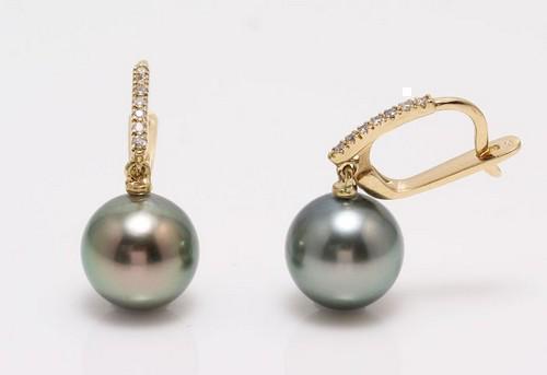 14 kt. Yellow Gold - 10x11mm Round Tahitian Pearls - Earrings - 0.11 ct: Title: 14 kt. Yellow Gold - 10x11mm Round Tahitian Pearls - Earrings - 0.11 ct Size: 2.5cm Addl. Info: Emerging from the tropical lagoons of French Polynesia, these pearls have a natural magnificent T