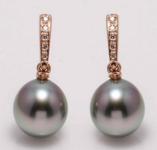 14 kt. Rose Gold - 9x10mm Peacock Tahitian Pearl Drops - Earrings - 0.08 ct: Title: 14 kt. Rose Gold - 9x10mm Peacock Tahitian Pearl Drops - Earrings - 0.08 ct Size: 2cm Addl. Info: Produced by the Pinctada Margaritifera oyster in the tropical lagoons of French Polynesia, thes