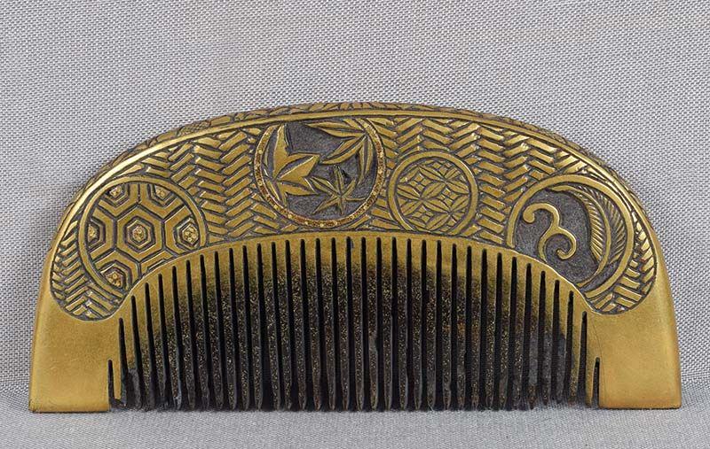 19c Japanese lacquer horn KUSHI hair comb SAMURAI CRESTS (1 of 6)