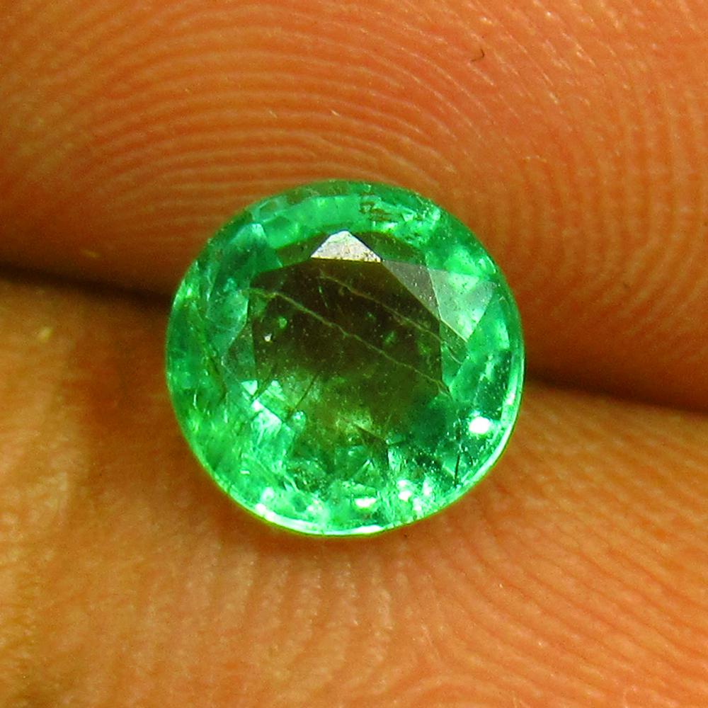 1.11 Ctw Natural Zambian Emerald Round Cut: Title: 1.11 Ctw Natural Zambian Emerald Round Cut Stone Clarity: VS - 2 Gemstones: Natural Emerald Carat Weights: 1.11 Size/Dimensions: 6.80 x 6.80 x 4.10 mm Additional Information: Very Good Luster /