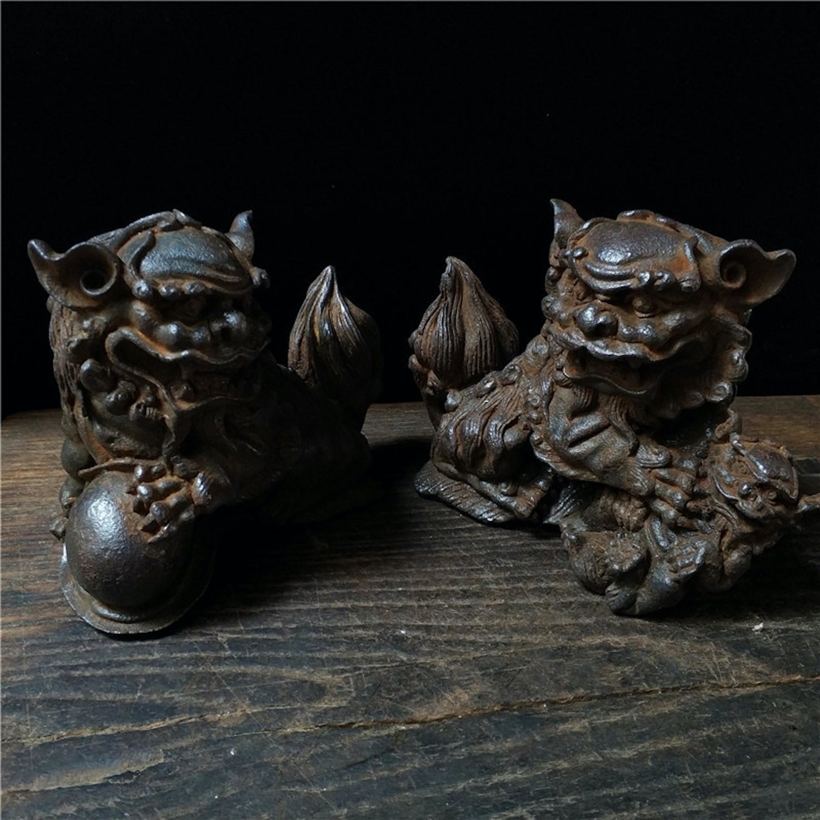 Pair of Japanese Meiji lion sculptures: Title: Pair of Japanese Meiji lion sculptures Origin: Asian private collection Date/Period: 19th Medium/Material: Iron Description: Size: about 19x12x17cm/about 5kg Pair of Japanese Meiji period cast 