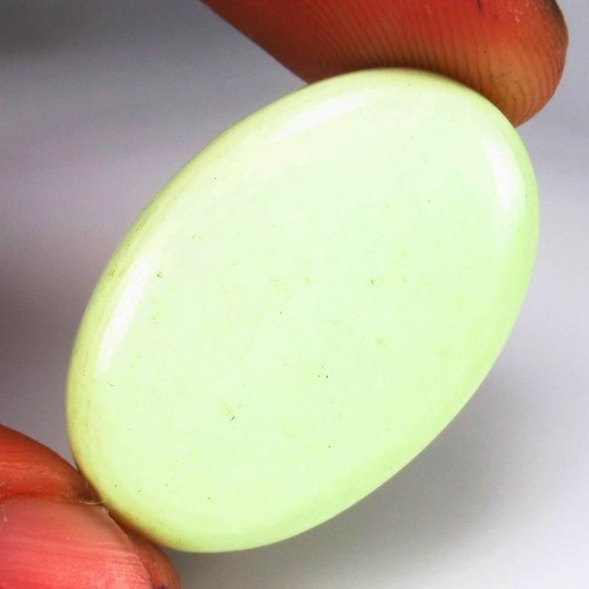 Natural Lemon Chrysoprase - 30.02 Ct: No Reserve! Title: Natural Lemon Chrysoprase - 30.02 Ct Origin: Brazil Weight: 30.02 Size/Dimensions: 30.0 x 20.0 x 5.5 mm Additional Information: Pieces : 1 No's / Shape : Oval Cab / Color : Lime Gre