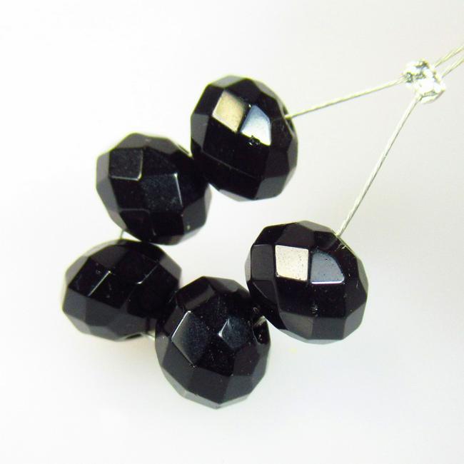 12.00 Ctw Natural 5 Drilled Onyx Round Beads: No Reserve! Title: 12.00 Ctw Natural 5 Drilled Onyx Round Beads Stone Clarity: Opaque Gemstones: Natural Onyx Beads Carat Weights: 12.00 Size/Dimensions: 7.80 - 7.90 mm / 5 P'cs Additional Information