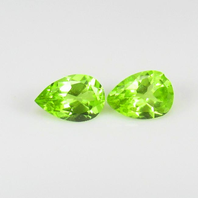 Natural Green Peridot Pair - 0.82 Ct: No Reserve! Title: Natural Green Peridot Pair - 0.82 Ct Origin: Pakistan Weight: 0.82 Size/Dimensions: 6.0 x 4.0 x 2.6 mm Additional Information: Pieces : 2 No's / Shape : Pear Cut / Color : Green / C
