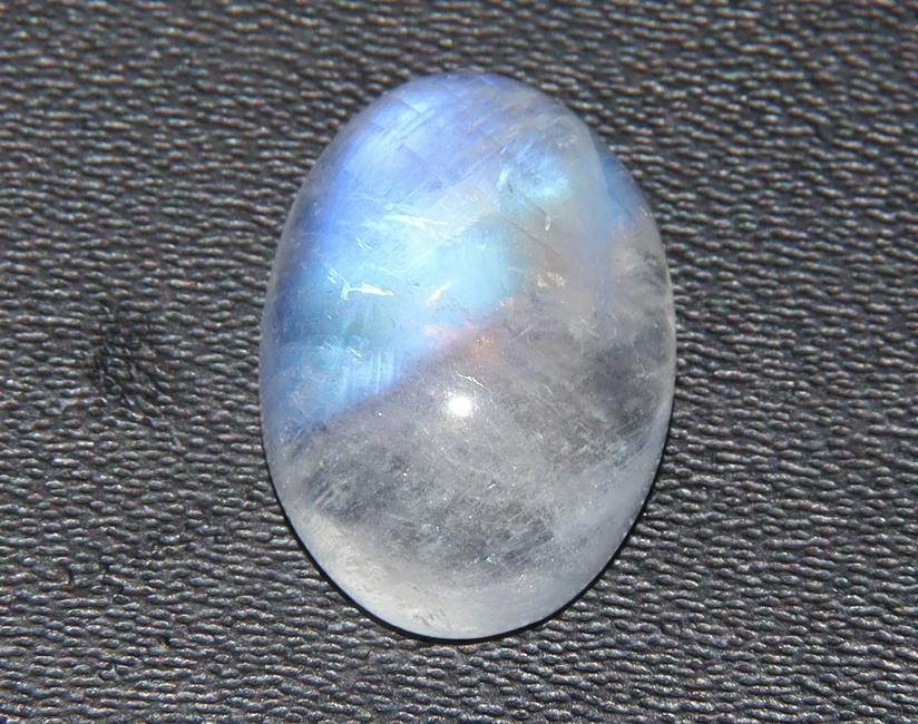 Gorgeous " Natural Rainbow Moonstone " 6.42 Cts Natural Rainbow Moonstone: No Reserve! Title: Gorgeous " Natural Rainbow Moonstone " 6.42 Cts Natural Rainbow Moonstone Additional Information: Gemstone : Natural Rainbow Moonstone Shape : Oval Cabochan Weight : 6.42 carats Mea
