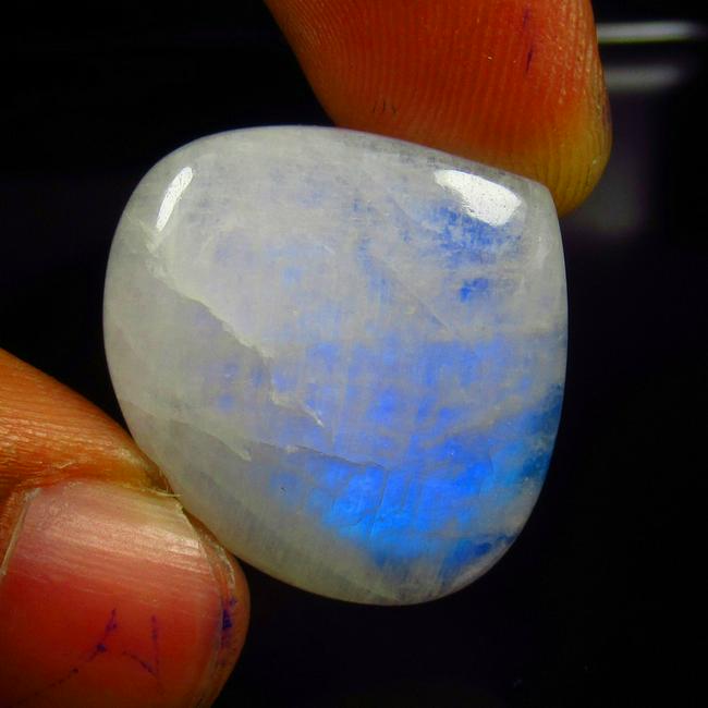 Natural Blue Moonstone - 28.53 Ct: No Reserve! Title: Natural Blue Moonstone - 28.53 Ct Origin: India Weight: 28.53 Size/Dimensions: 25.0 x 23.0 x 6.5 mm Additional Information: Pieces : 1 No's / Shape : Pear Cabochon / Color : Blue Ti