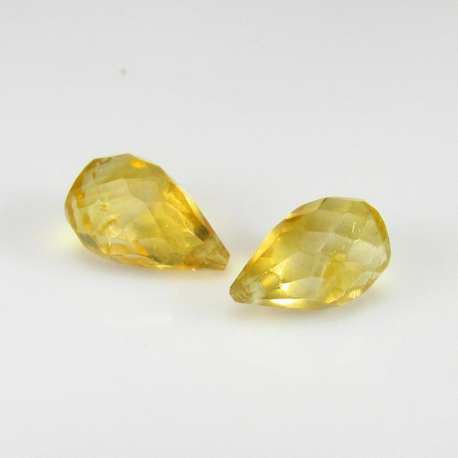 Natural Citrine Beads - 2.74 Ct: No Reserve! Title: Natural Citrine Beads - 2.74 Ct Origin: Brazil Weight: 2.74 Size/Dimensions: 8.0 x 5.4 x 5.4 mm Additional Information: Pieces : 2 No's / Shape : Pear Drop Beads / Color : Yellow /
