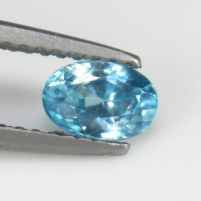 Natural Blue Zircon - 0.80 Ct: No Reserve! Title: Natural Blue Zircon - 0.80 Ct Origin: Combodia Weight: 0.80 Size/Dimensions: 6.0 x 4.0 x 3.1 mm Additional Information: Pieces : 1 No's / Shape : Oval Cut / Color : Blue / Clarity :