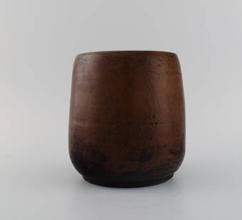 Axel Brüel (1900-1977), Danish ceramicist. Unique vase in glazed stoneware. Beautiful glaze in : Axel Brüel (1900-1977), Danish ceramicist. Unique vase in glazed stoneware. Beautiful glaze in brown shades. Mid-20th century. Measures: 17.5 x 16.5 cm. In excellent condition. Signed in monogram