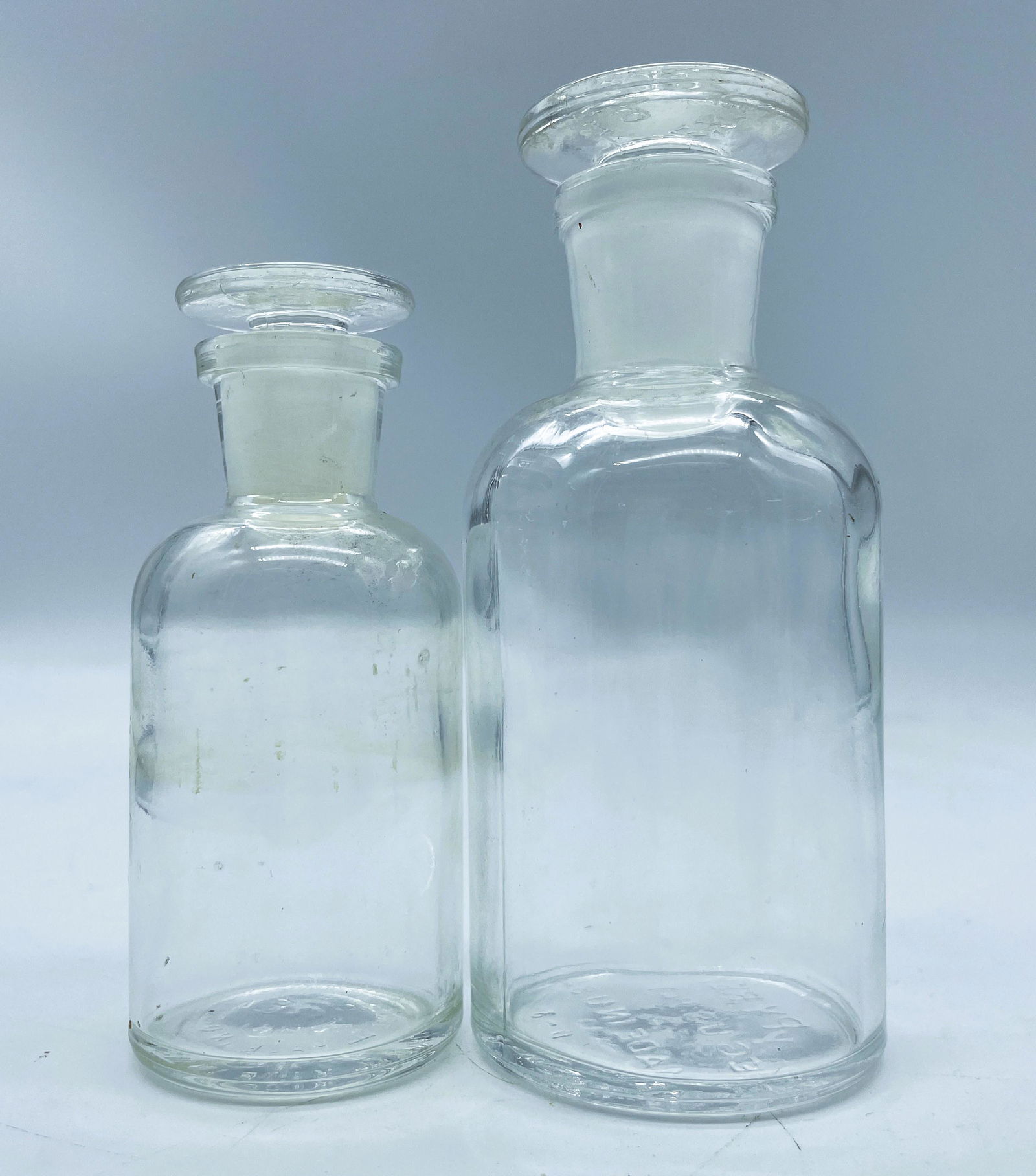 Pair of PYREX APOTHECARY CLEAR GLASS MEDICINE BOTTLE WITH GLASS STOPPER LIDS: Pair of PYREX APOTHECARY CLEAR GLASS MEDICINE BOTTLE WITH GLASS STOPPER LIDS Shipping: Domestic: Flat-rate of $12.00 to anywhere within the contiguous U.S. International: Foreign shipping rates are de
