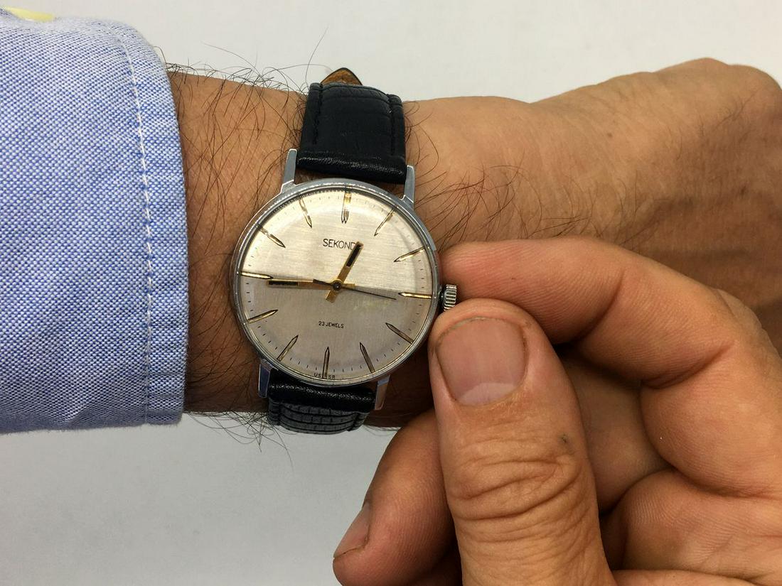 Sekonda vintage men wrist watch / Russian antique unisex USSR watches: Title: Sekonda vintage men wrist watch / Russian antique unisex USSR watches Additional Information: Materials Band material: Leather Gold, Stainless steel Sekonda vintage men wrist watch. Russian ant