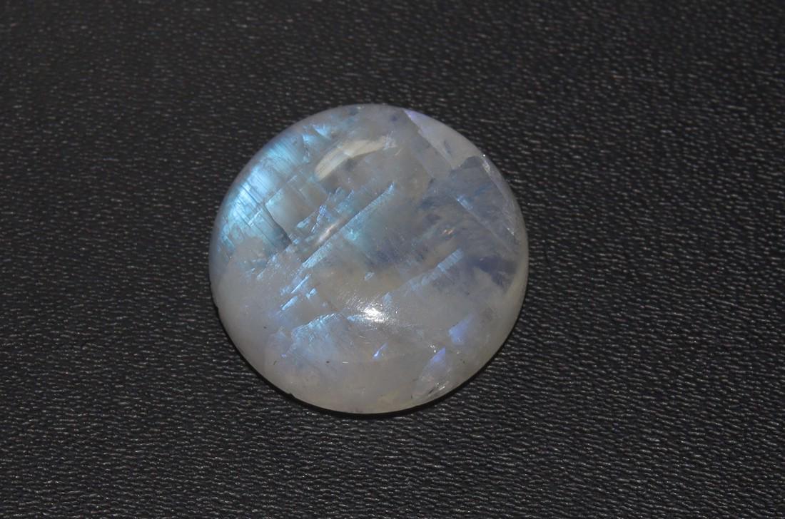 Delightful " Natural Rainbow Moonstone " 19.03 Cts Natural Rainbow Moonstone: No Reserve! Title: Delightful " Natural Rainbow Moonstone " 19.03 Cts Natural Rainbow Moonstone Additional Information: Gemstone : Natural Rainbow Moonstone Shape : Oval Cabochan Weight : 19.03 carats