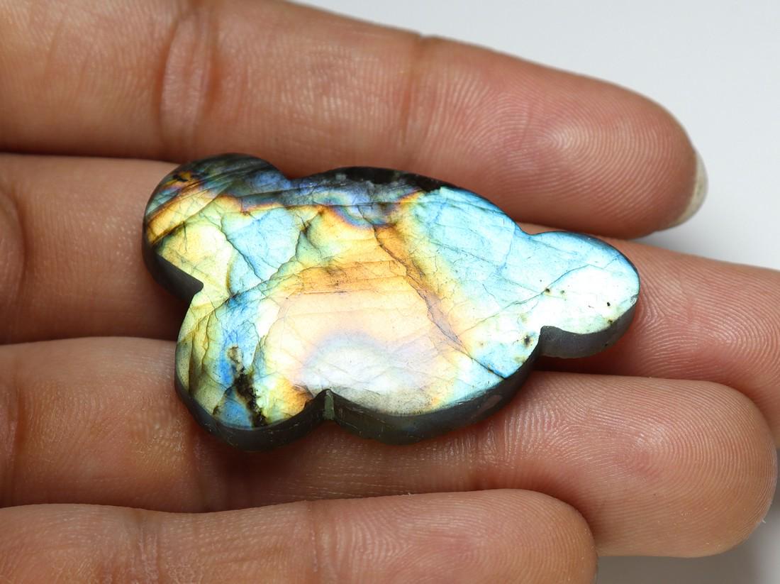Beautiful " Natural Labradorite " 66.79 Cts Natural Labradorite: No Reserve! Title: Beautiful " Natural Labradorite " 66.79 Cts Natural Labradorite Additional Information: Gemstone : Natural Labradorite Shape : Fancy Cabochan Weight : 66.79 carats Measurements : 39