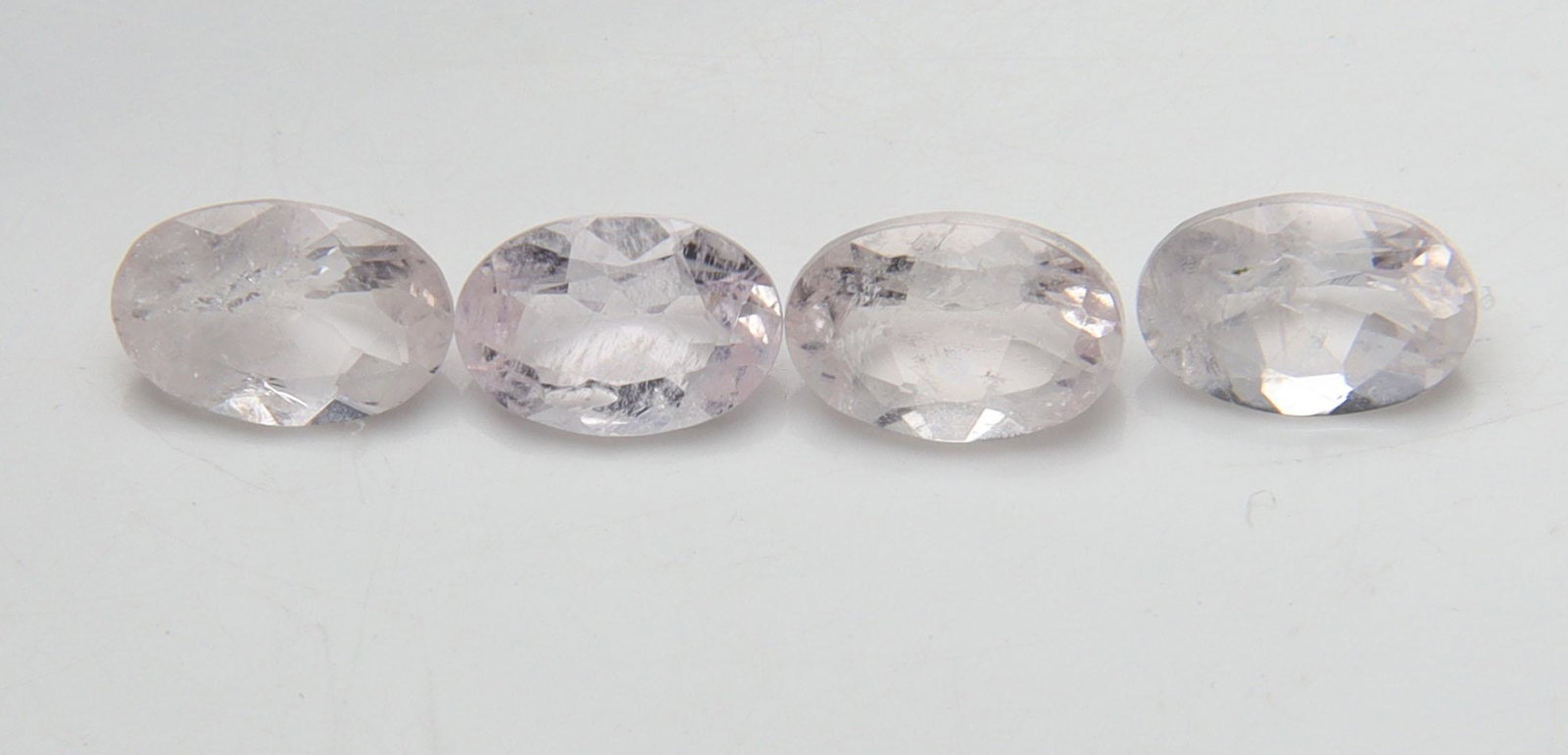 Gorgeous " Natural Morganite " 1.71 cts Natural Morganite Lot: No Reserve! Title: Gorgeous " Natural Morganite " 1.71 cts Natural Morganite Lot Additional Information: Gemstone : Natural Morganite Shape and Cut : Oval, Cut Weight : 1.71 carats Measurements : 6x4