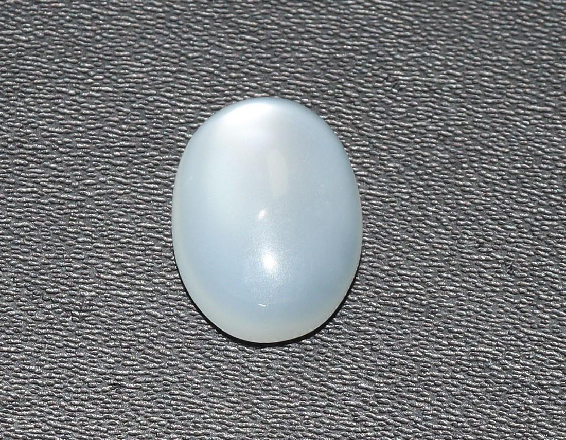 Gorgeous " Natural Moonstone " 4.48 Cts Natural Moonstone: No Reserve! Title: Gorgeous " Natural Moonstone " 4.48 Cts Natural Moonstone Additional Information: Gemstone : Natural Moonstone Shape : Oval Cabochan Weight : 4.48 carats Measurements : 12.78x9.50x4