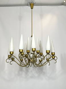 Arredoluce Monza, Large Mid-Century 18 lights chandelier from 50s: Good vintage condition with trace of age and use for this mid-century chandelier produced in Italy during the 50s and made from brass and opaline glass. No cracks or chips, patina on the brass. Full