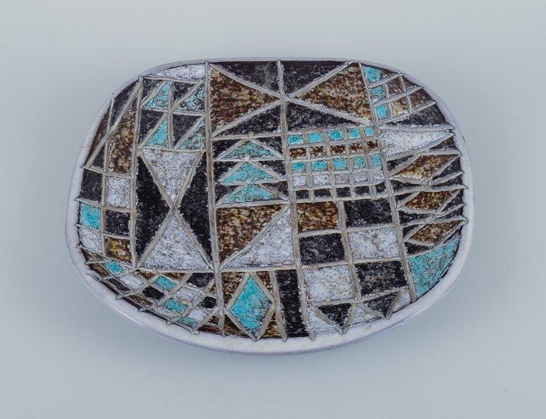 Atterberg for Upsala Ekeby, ceramic dish hand painted with geometric fields.: Atterberg for Upsala Ekeby, ceramic dish hand painted with geometric fields. Model number 2671. Approx. 1960. Marked. Perfect condition. Measurements: D 25.5 cm. Reserve: $252.00 Shipping: Domestic: S