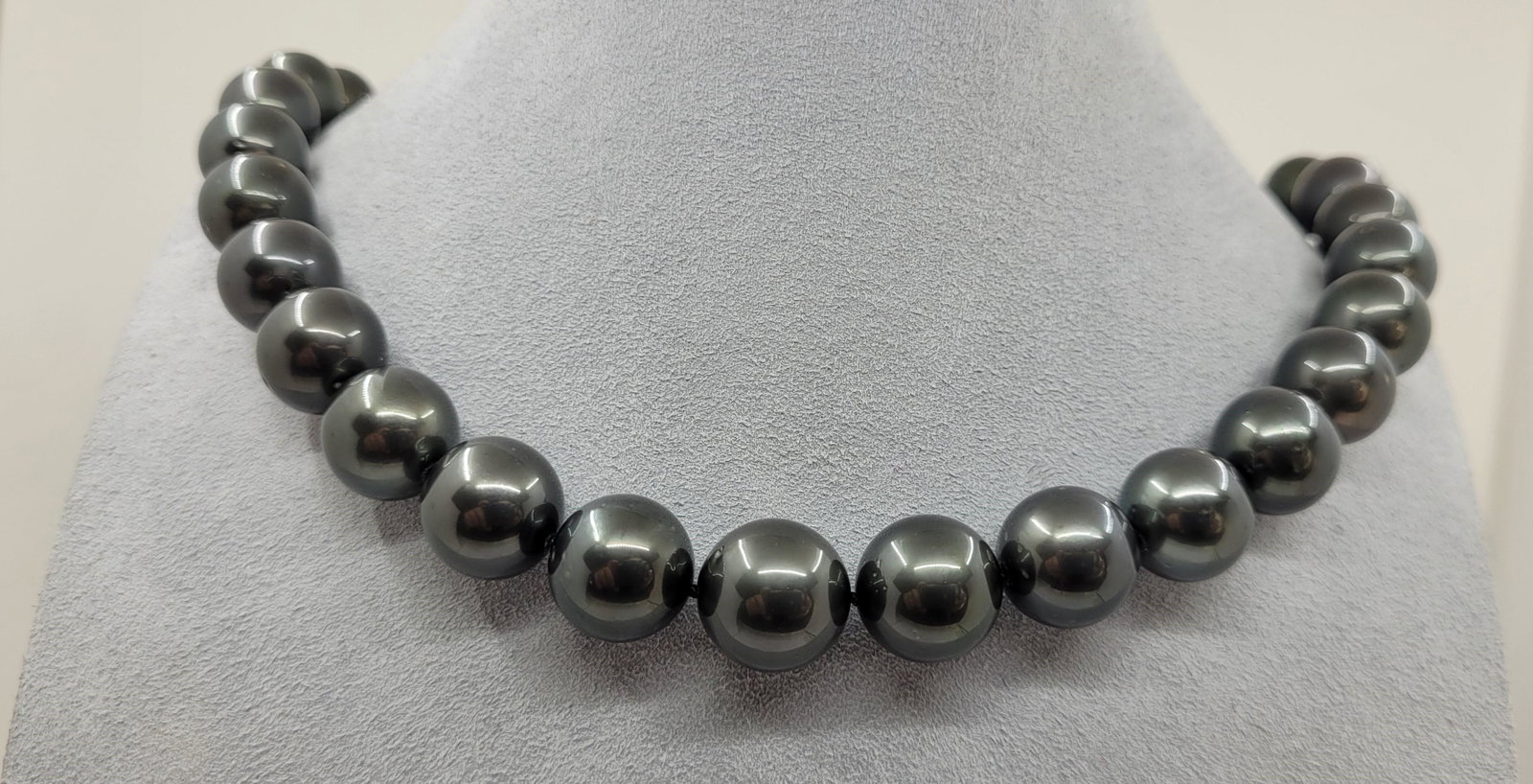 Certified Round Tahitian Pearls - 11.0x13.3mm - Necklace: Title: Certified Round Tahitian Pearls - 11.0x13.3mm - Necklace Description: This necklace is in the category of the Tahitian Pearls according to the tested results and the P.S.L criteria. Emerging fr