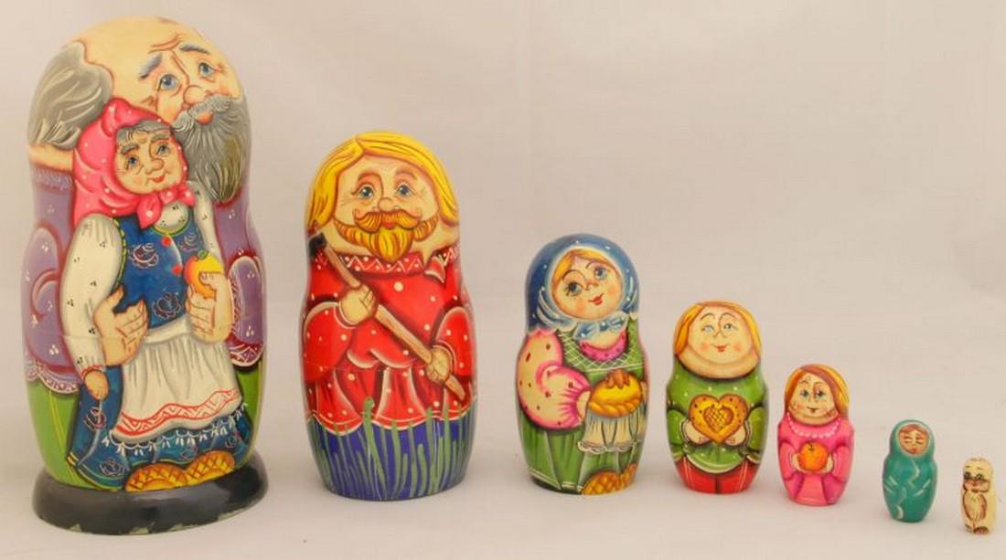 Matreshka “Family”: Matreshka, Russian hand-made and hand-painted nesting doll, Stecking doll “Family”, Sergiyev Posad. 7 pieces. Dimensions: 10 × 21.5 cm" Reserve: $180.00 Shipping: Domestic: Flat-rate of