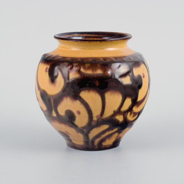 Kähler vase with cow horn decoration in yellow and brown glaze.: Kähler vase with cow horn decoration in yellow and brown glaze. 1930s/40s. Marked. In perfect condition. Dimensions: H 12.5 cm x D 12.5 cm. Reserve: $140.00 Shipping: Domestic: Shipping rates are