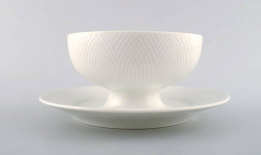 Royal Copenhagen Axel Salto service, White. Gravy boat.: Royal Copenhagen Axel Salto service, White. Gravy boat. Measures: 19,5 cm x 9 cm In very good condition. 1st factory quality. Reserve: $70.00 Shipping: Domestic: Shipping rates are determined by desti