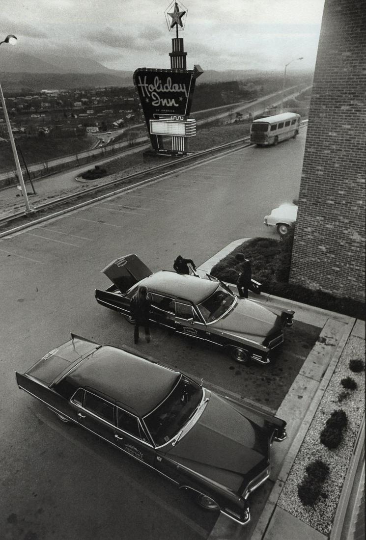 ANNIE LEIBOVITZ - On the Road with Alice Cooper, Roanoke, VA 1972 (1 of 1)