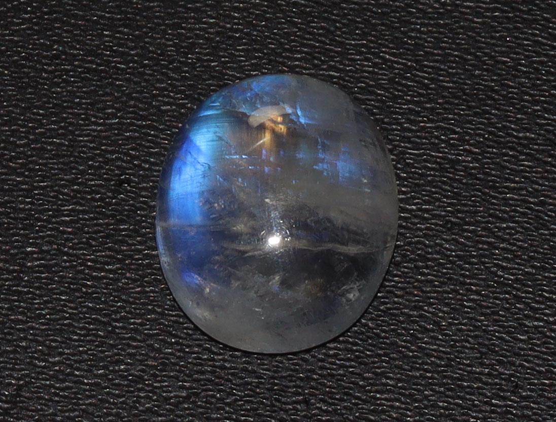 Fabulous " Natural Rainbow Moonstone " 5.00 Cts Natural Rainbow Moonstone: No Reserve! Title: Fabulous " Natural Rainbow Moonstone " 5.00 Cts Natural Rainbow Moonstone Additional Information: Gemstone : Natural Rainbow Moonstone Shape : Oval Cabochan Weight : 5.00 carats Mea