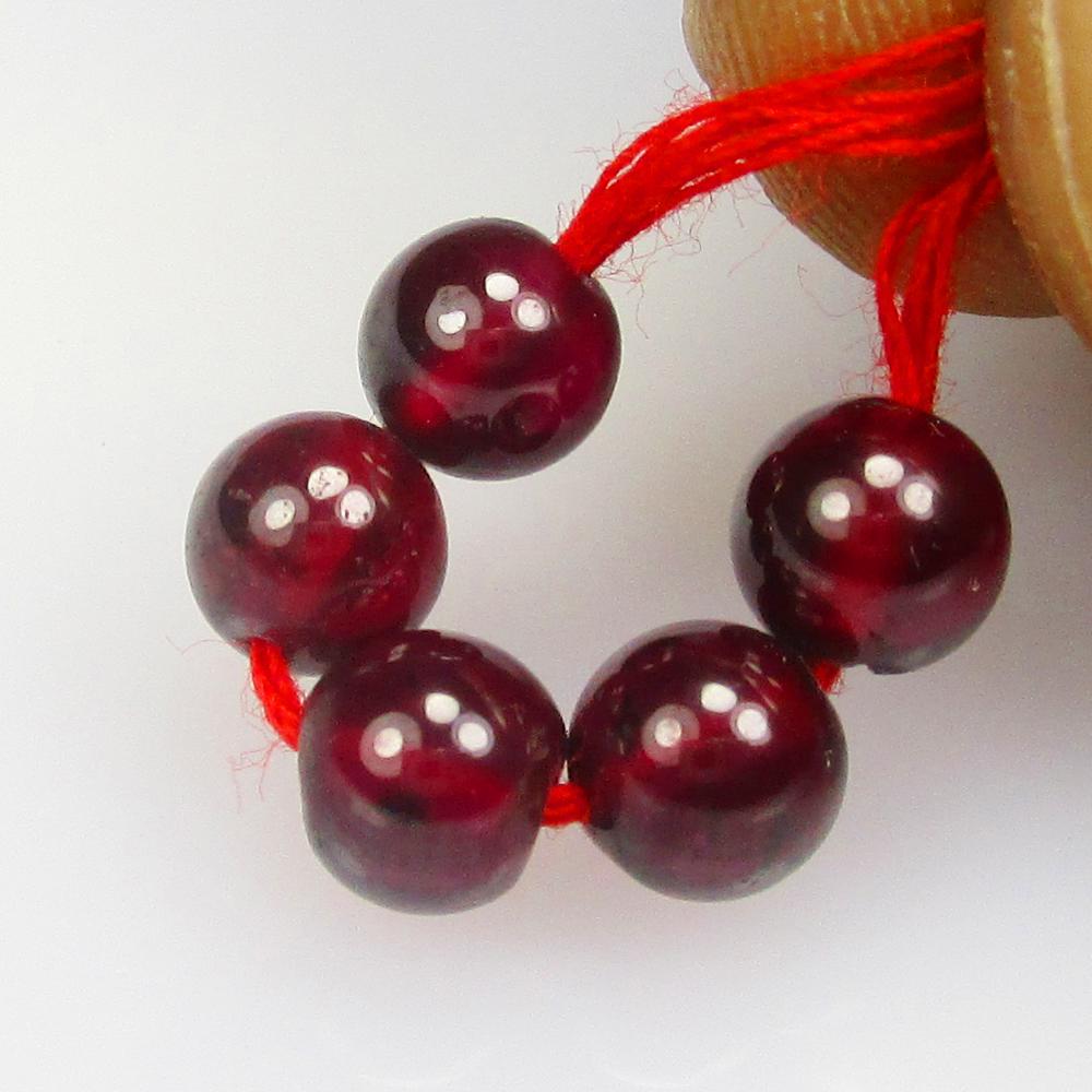 8.12 Ctw Natural Drilled Garnet Round Beads: No Reserve! Title: 8.12 Ctw Natural Drilled Garnet Round Beads Stone Clarity: VVS Gemstones: Natural Garnet Beads Carat Weights: 8.12 Size/Dimensions: 5.40 - 5.60 mm / 5 Pc's Additional Information: D