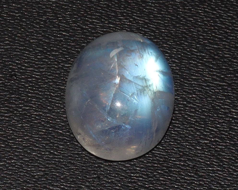 Lovely " Natural Rainbow Moonstone " 5.79 Cts Natural Rainbow Moonstone: No Reserve! Title: Lovely " Natural Rainbow Moonstone " 5.79 Cts Natural Rainbow Moonstone Additional Information: Gemstone : Natural Rainbow Moonstone Shape : Oval Cabochan Weight : 5.79 carats Measu
