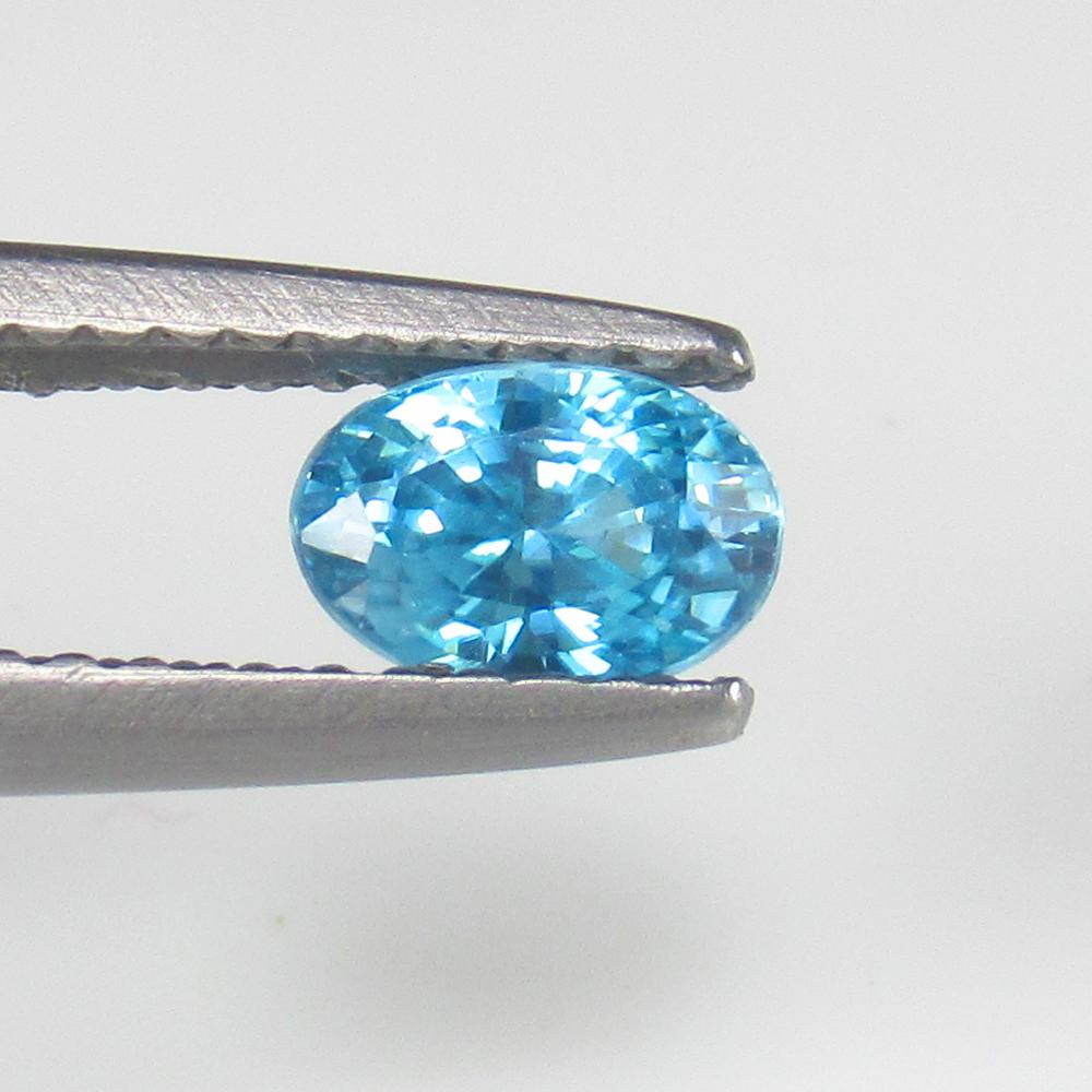 Natural Blue Zircon - 0.90 Ct: No Reserve! Title: Natural Blue Zircon - 0.90 Ct Origin: Combodia Weight: 0.90 Size/Dimensions: 6.0 x 4.0 x 3.6 mm Additional Information: Pieces : 1 No's / Shape : Oval Cut / Color : Blue / Clarity :