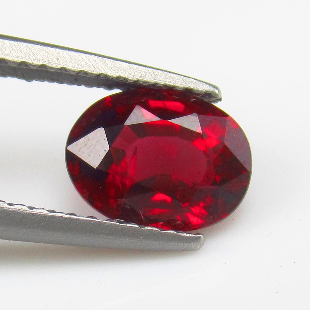 Natural Rhodolite Garnet - 2.01 Ct: No Reserve! Title: Natural Rhodolite Garnet - 2.01 Ct Origin: Mozambique Weight: 2.01 Size/Dimensions: 8.2 x 6.3 x 4.5 mm Additional Information: Pieces : 1 No's / Shape : Oval Cut / Color : Purplish 