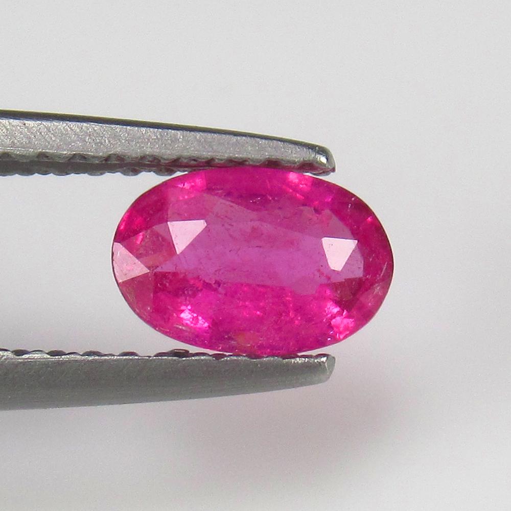 Natural Tourmaline - 0.53 Ct: No Reserve! Title: Natural Tourmaline - 0.53 Ct Origin: Mozambique Weight: 0.53 Size/Dimensions: 6.9 x 4.5 x 2.5 mm Additional Information: Pieces : 1 No's / Shape : Oval Cut / Color : Pink / Clarity 